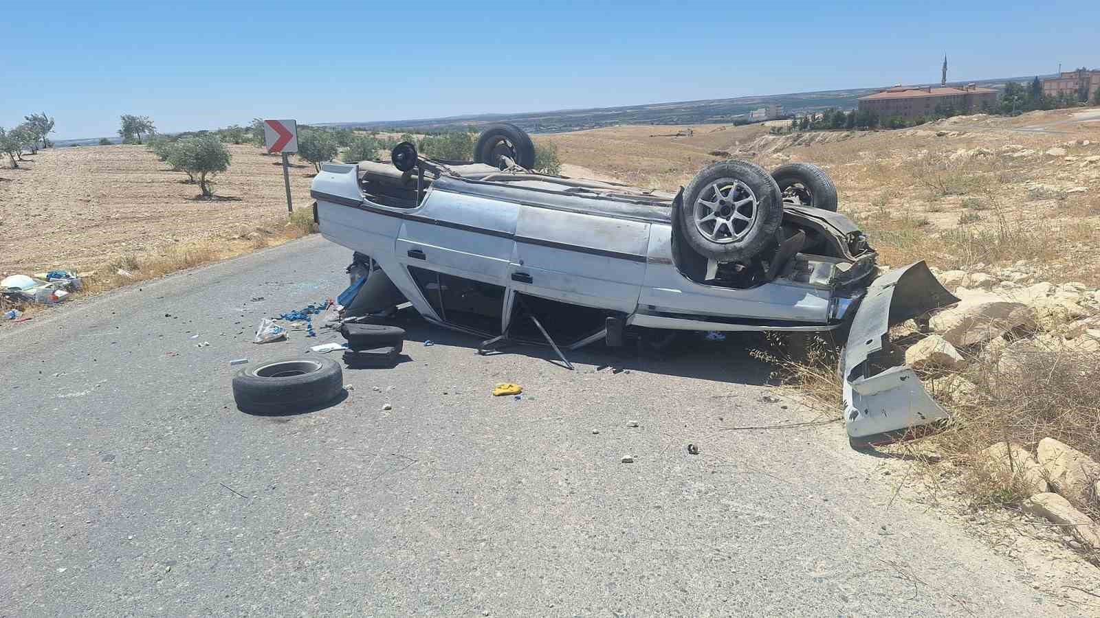 Lastiği yerinden kopan otomobil devrildi: 2 yaralı
