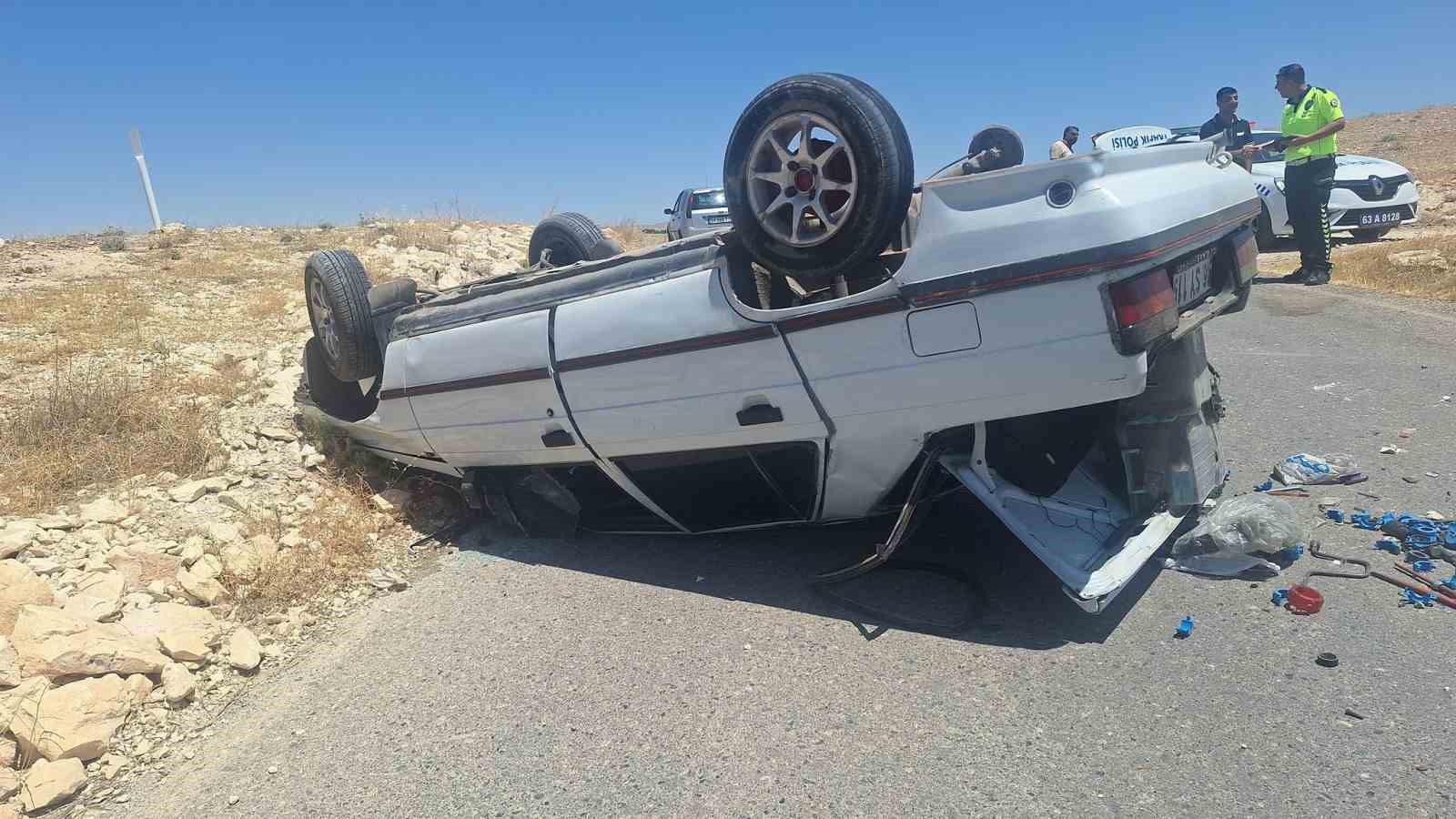 Lastiği yerinden kopan otomobil devrildi: 2 yaralı
