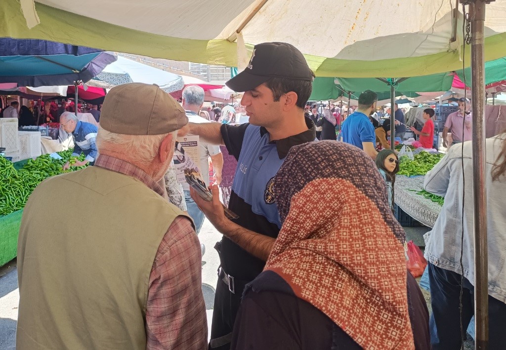 Niğde’de polis vatandaşları dolandırıcılık ve hırsızlık konularında bilgilendirdi