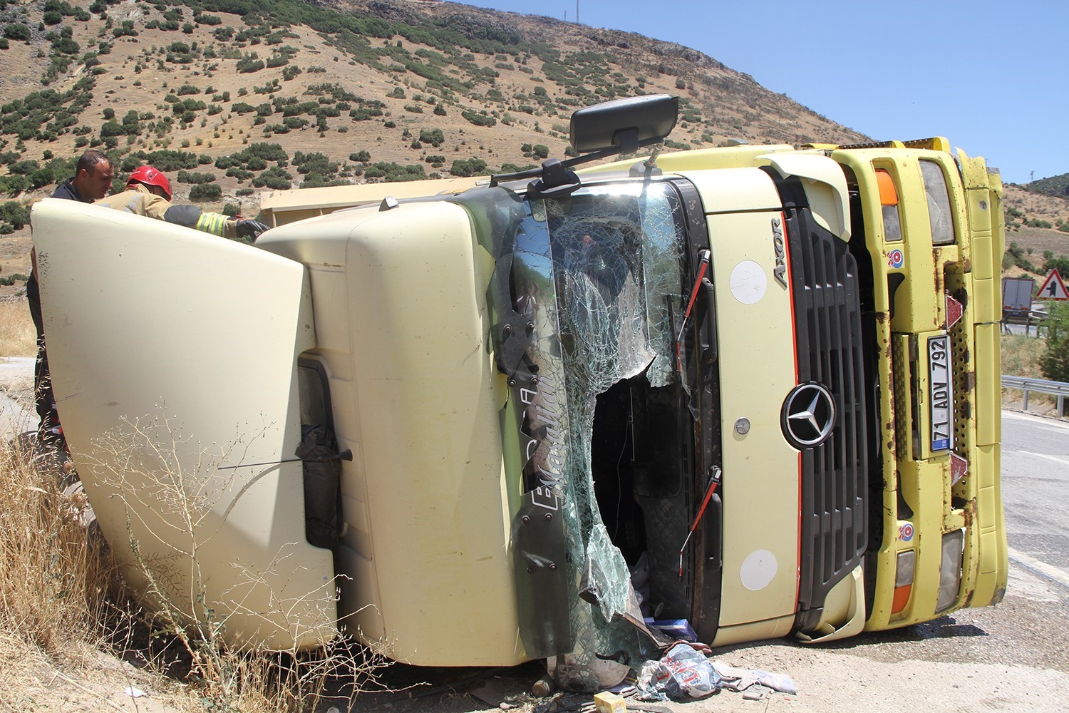 Kula’da kontrolden çıkan tır devrildi: 1 yaralı