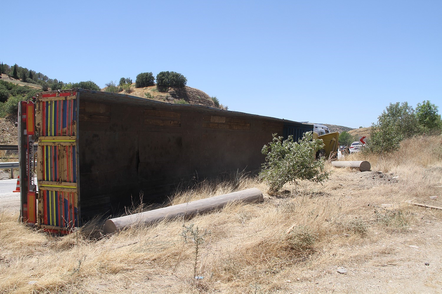 Kula&rsquo;da kontrolden &ccedil;ıkan tır devrildi: 1 yaralı
