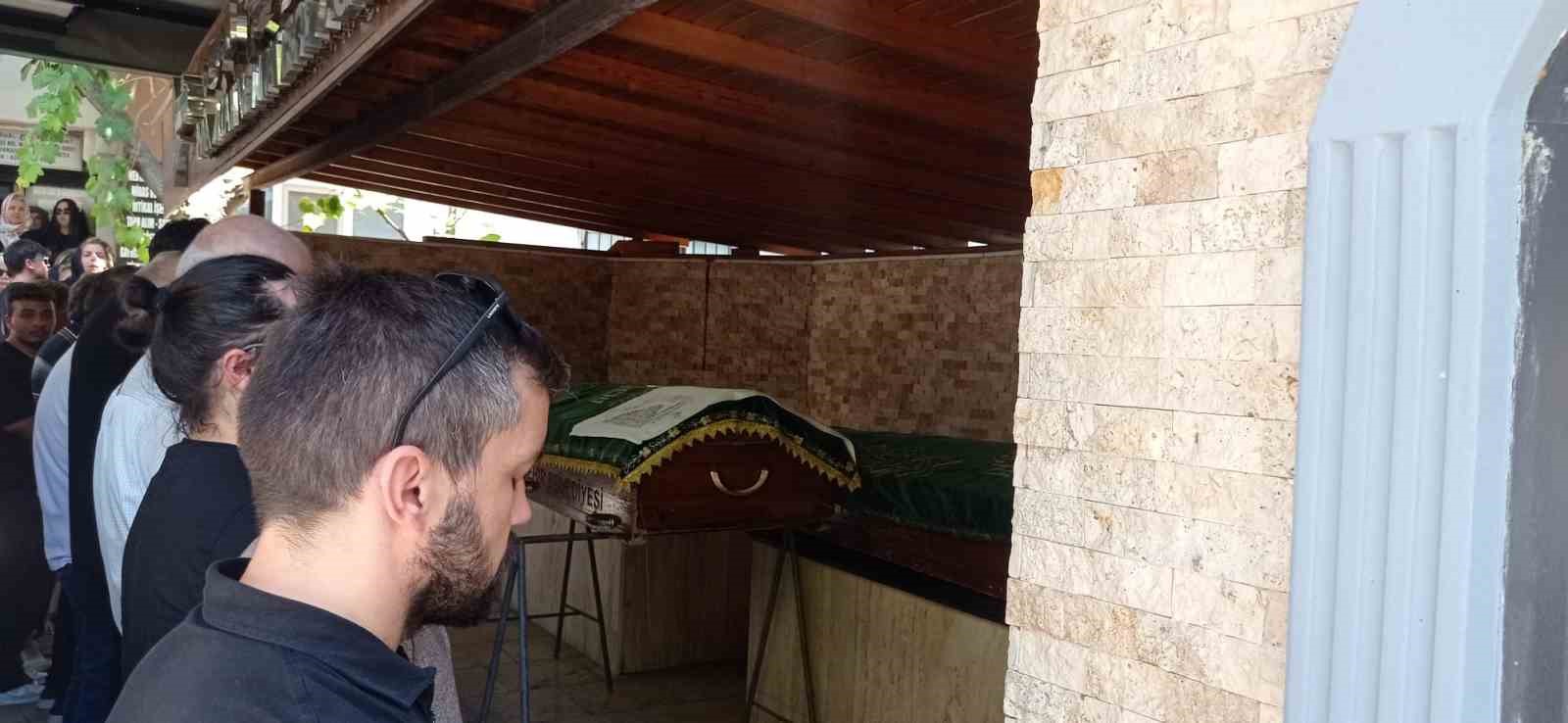 Sokak ortasında öldürülen baba ve oğlu defnedildi