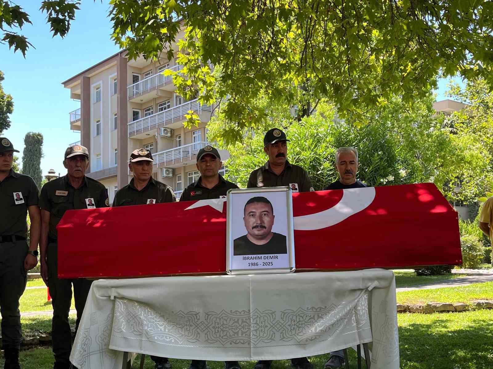 İzmir’deki yangında şehit olan orman personelinin cenazesi törenle memleketine uğurlandı