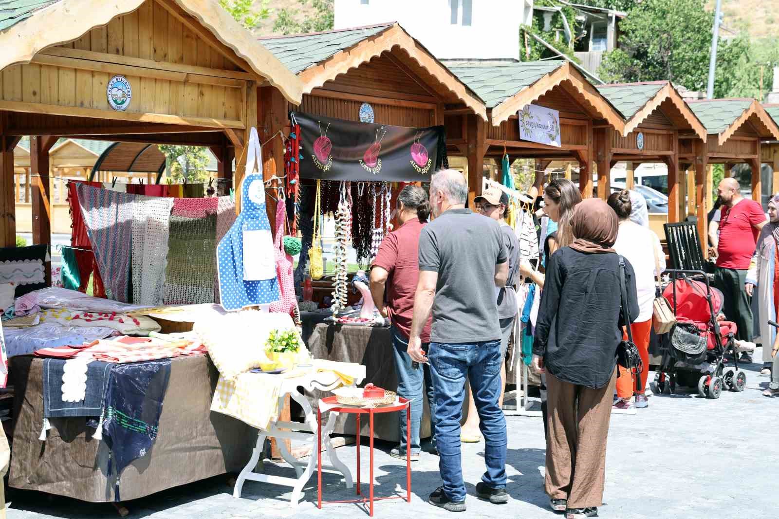 Talas&rsquo;ta bu Pazar &lsquo;Maharetli Eller&rsquo;
