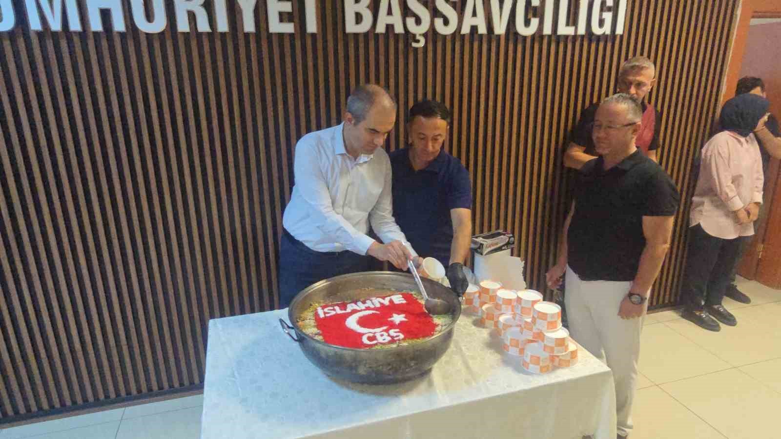 İslahiye Cumhuriyet Başsavcısından &ccedil;alışanlara aşure ikramı
