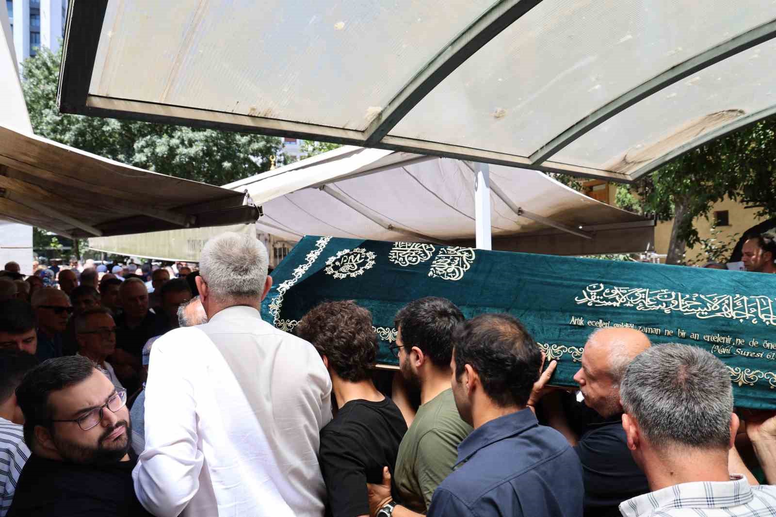 Rize&rsquo;de meydana gelen u&ccedil;ak kazasında hayatını kaybeden pilot son yolculuğuna uğurlandı
