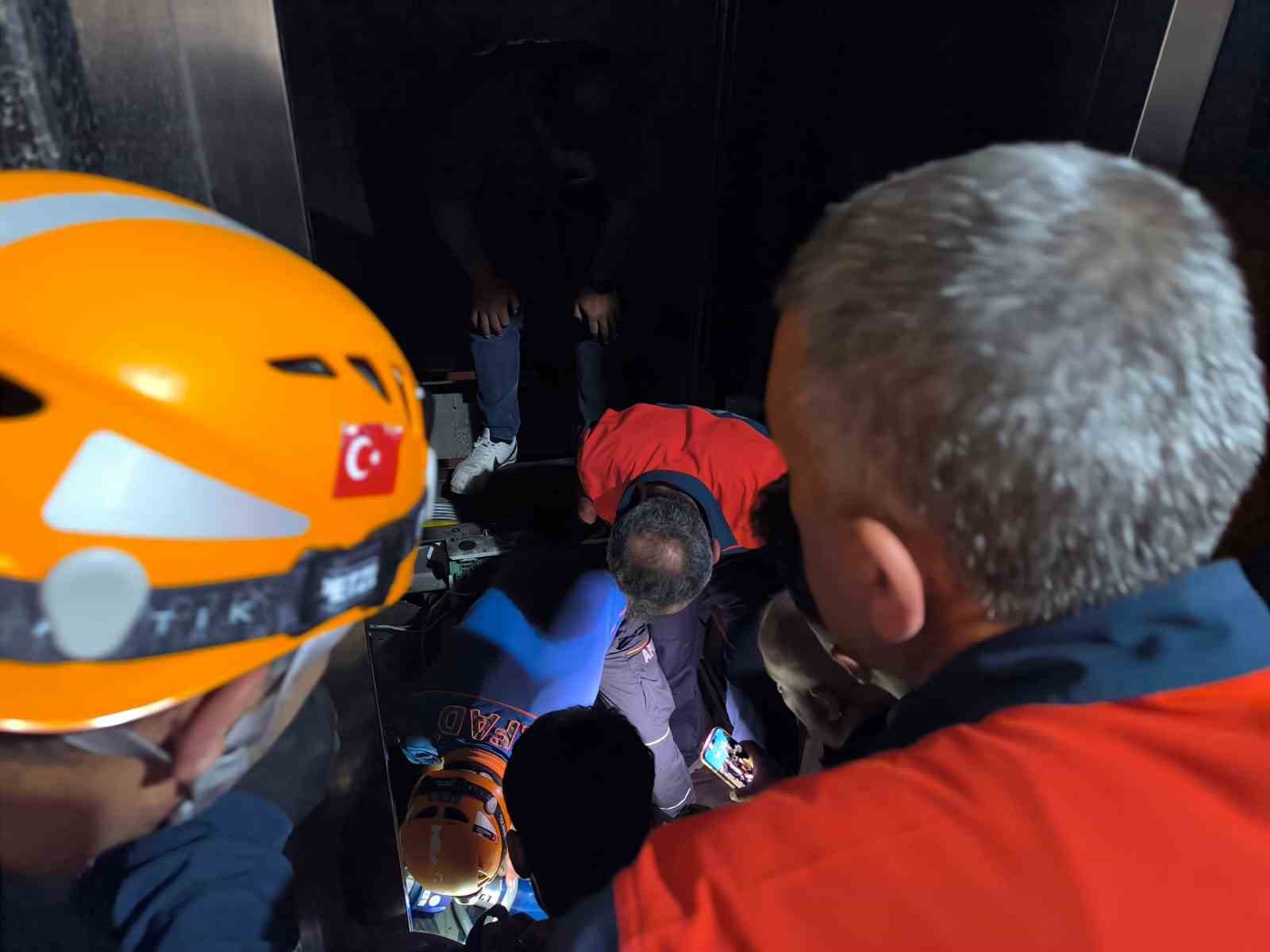 Van’da asansörde mahsur kalan vatandaşlar AFAD tarafından kurtarıldı