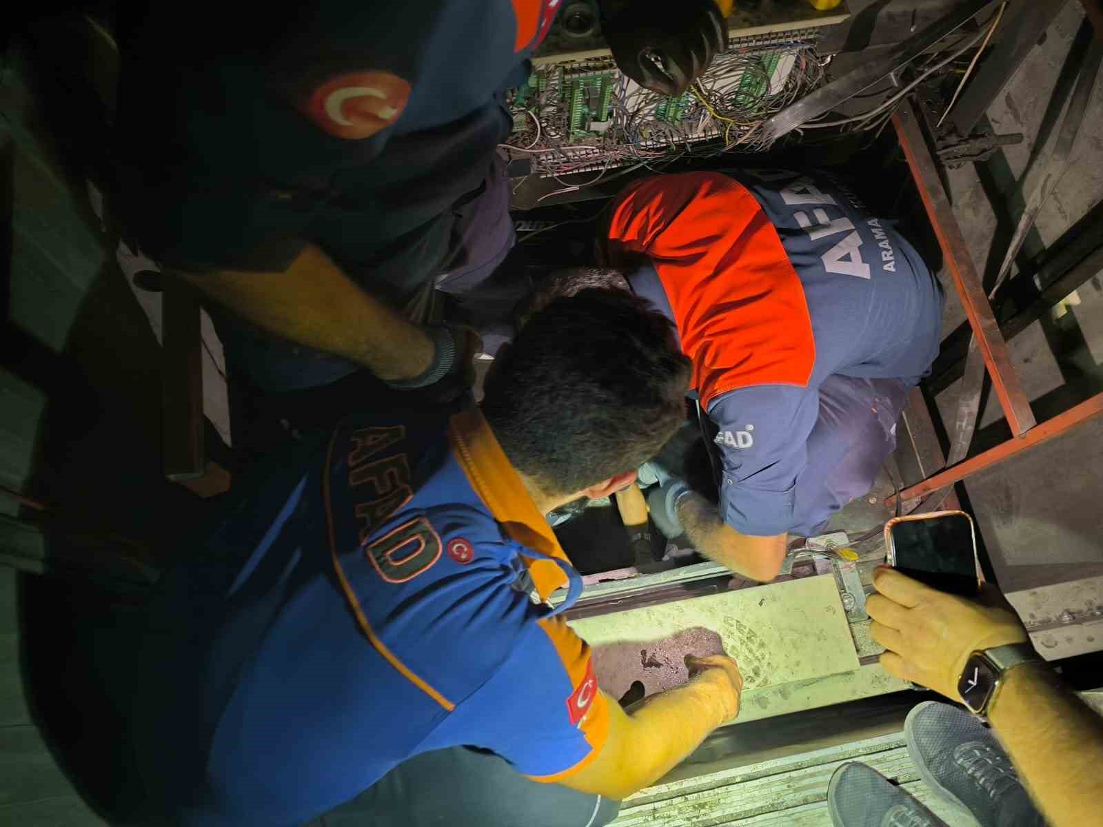 Van&rsquo;da asans&ouml;rde mahsur kalan vatandaşlar AFAD tarafından kurtarıldı
