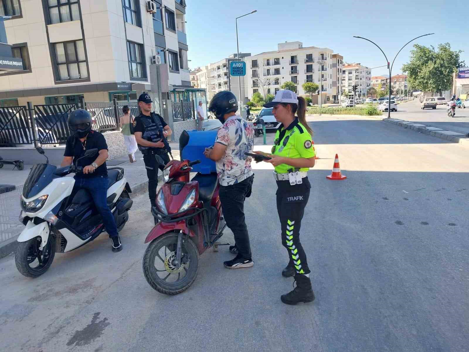 Manisa&rsquo;da kurallara uymayan motosiklet s&uuml;r&uuml;c&uuml;lerine ceza yağdı
