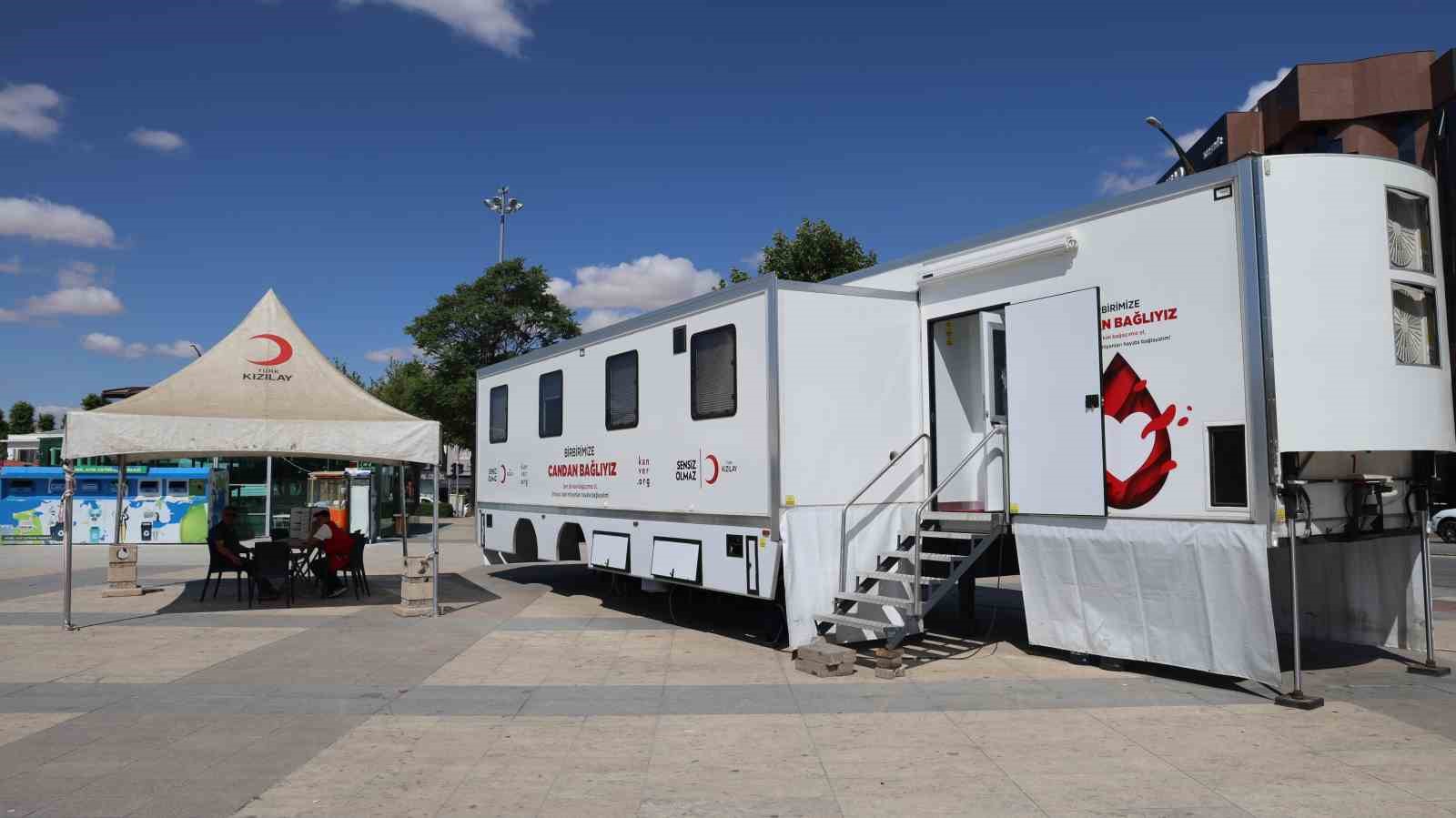 Kızılay’dan Cacabey Meydanı’nda kan bağışı kampanyası