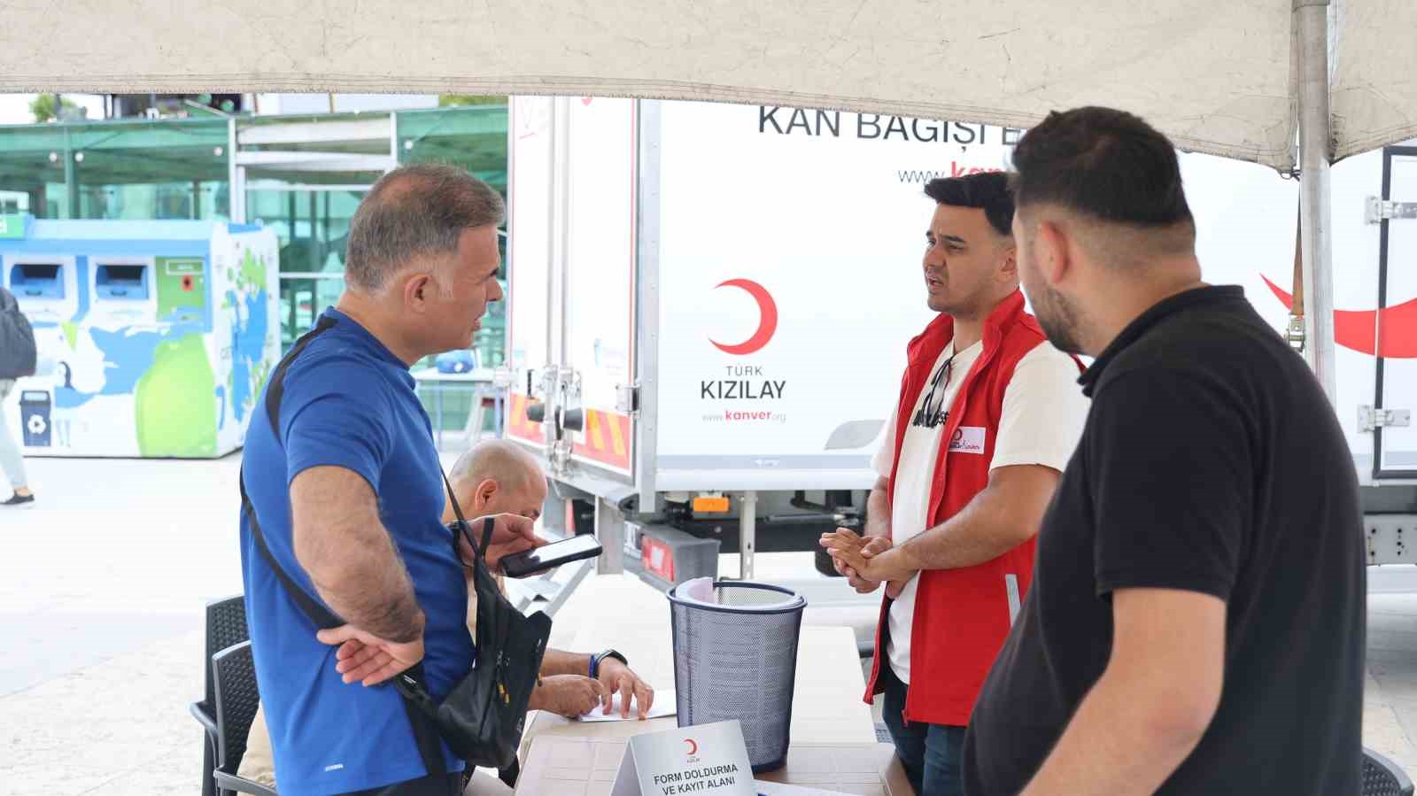 Kızılay&rsquo;dan Cacabey Meydanı&rsquo;nda kan bağışı kampanyası
