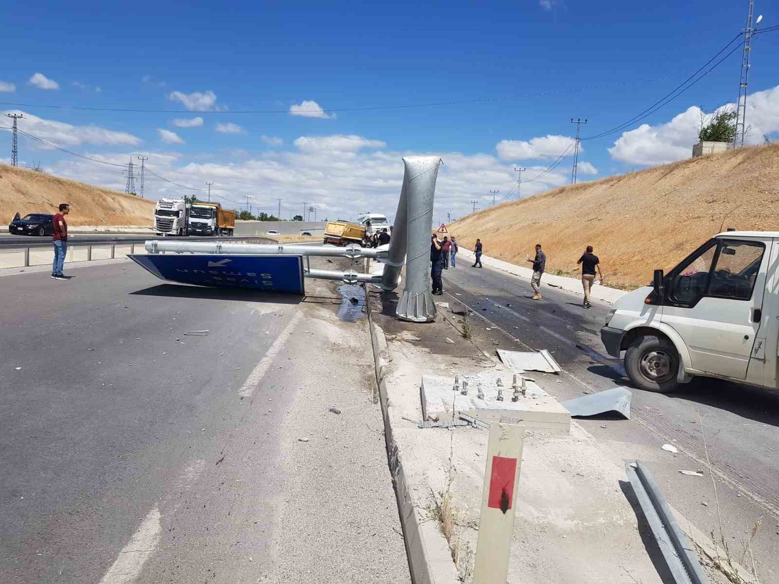 Kontrolden çıkan hafriyat kamyonu yön tabelasına çarptı: 1 yaralı