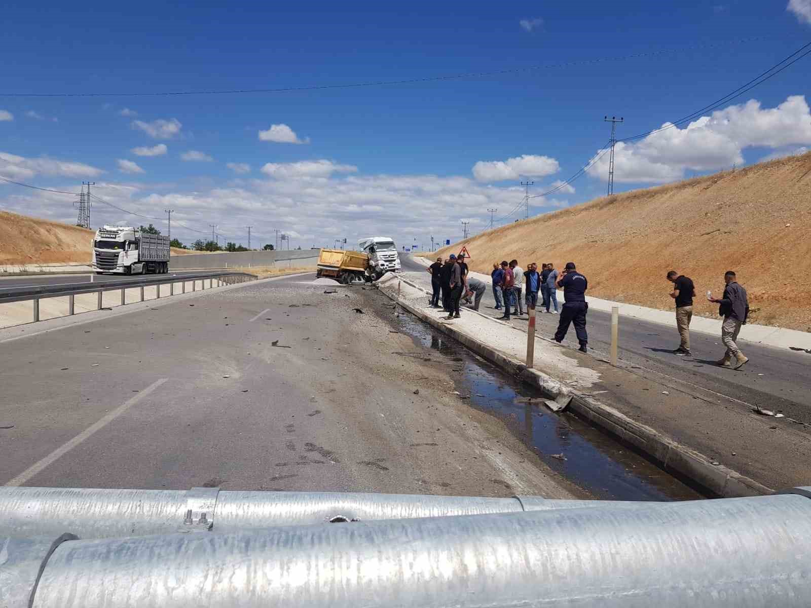 Kontrolden &ccedil;ıkan hafriyat kamyonu y&ouml;n tabelasına &ccedil;arptı: 1 yaralı
