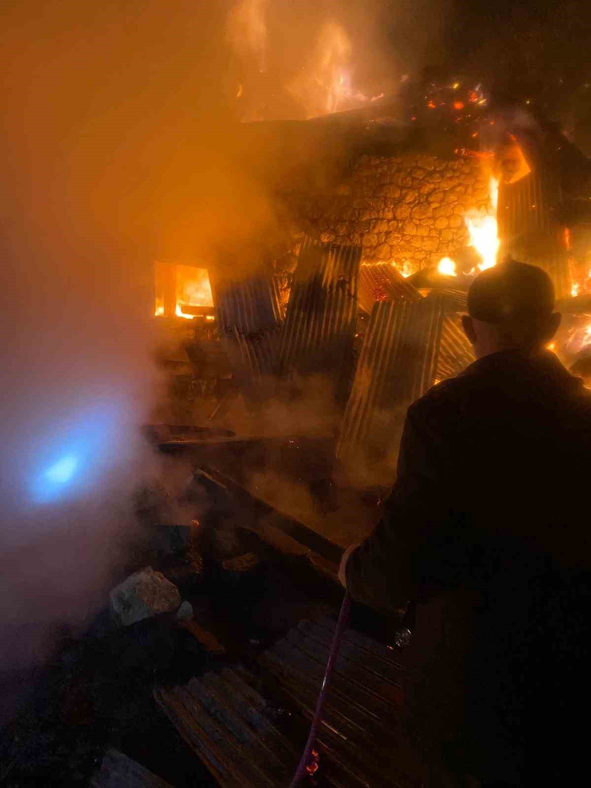 Pazaryolu&rsquo;nda 5 ev, 2 ahır ve 2 samanlık yandı
