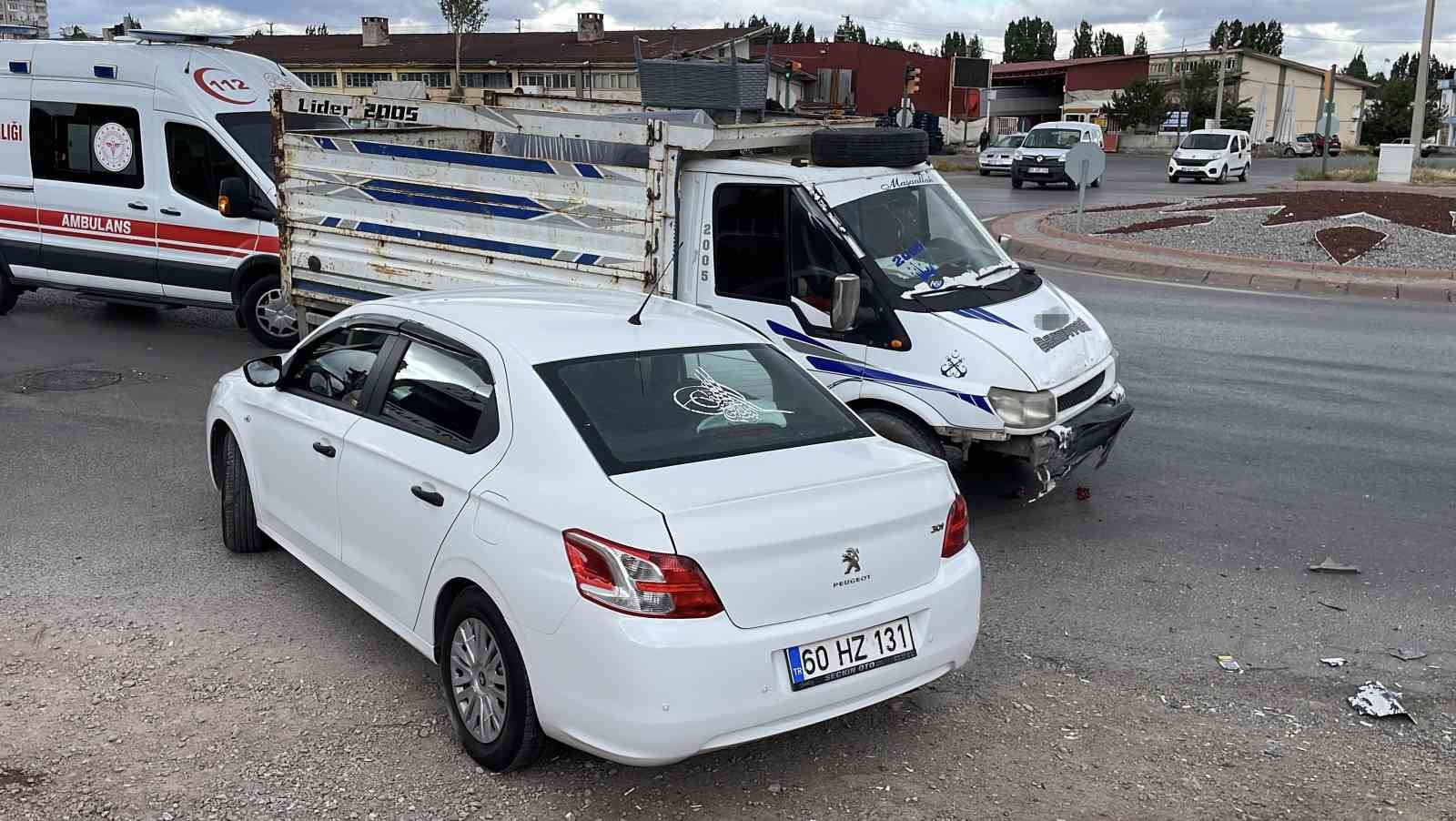 Otomobil ve kamyonet çarpıştı, 3 yaralı