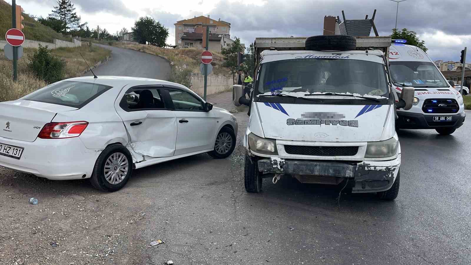 Otomobil ve kamyonet &ccedil;arpıştı, 3 yaralı
