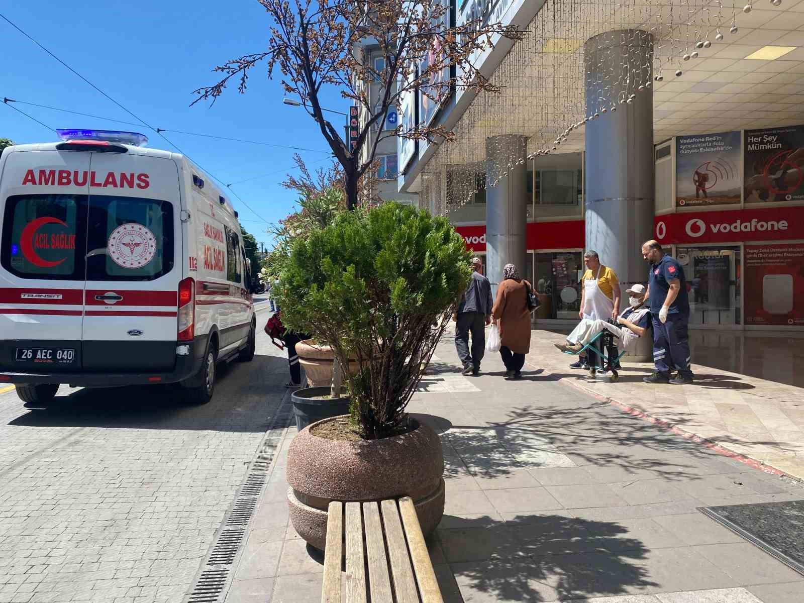 Bir anda yere yığılan vatandaş hastaneye kaldırıldı