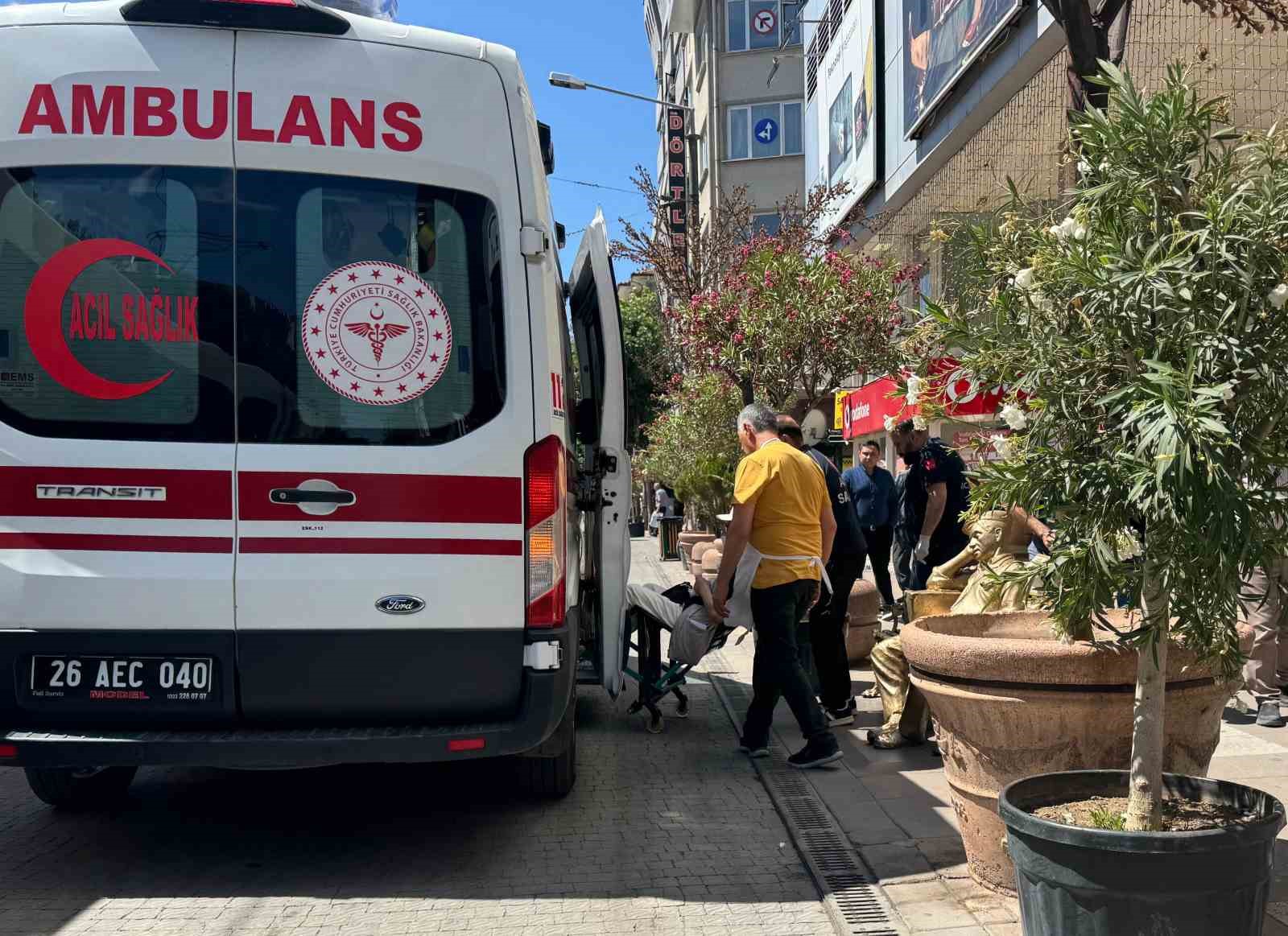 Bir anda yere yığılan vatandaş hastaneye kaldırıldı
