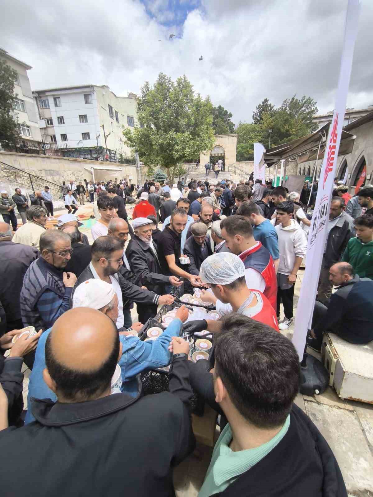 Sivas’ta cuma namazı çıkışı aşure ikramı
