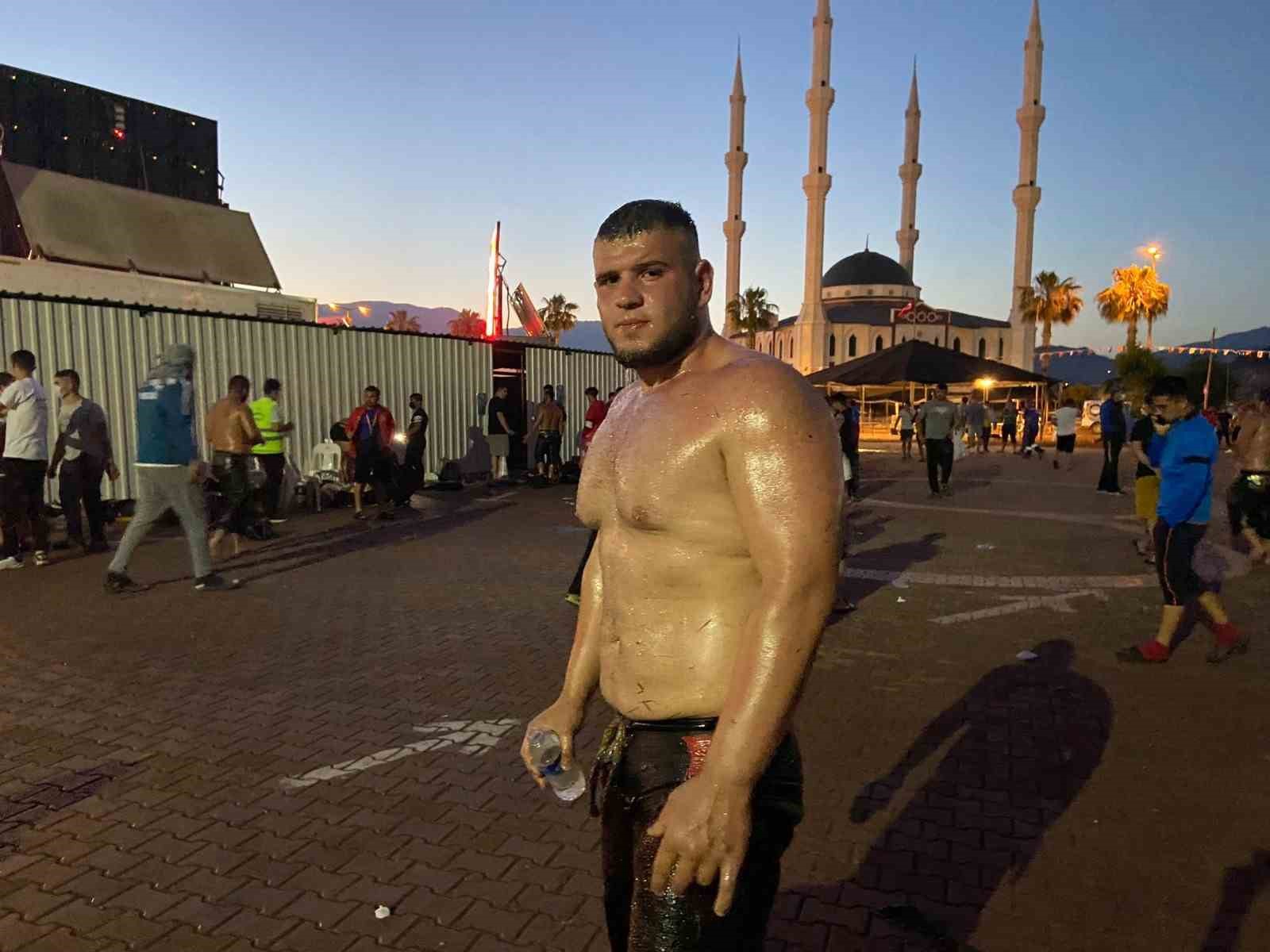 Sındırgılı g&uuml;reş&ccedil;i Burak Bozkurt g&ouml;zyaşları ile uğurlandı
