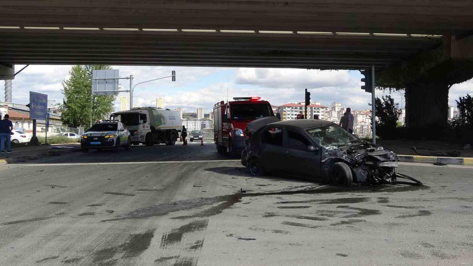 Kastamonu&rsquo;da minib&uuml;s ile otomobil &ccedil;arpıştı: 4 yaralı
