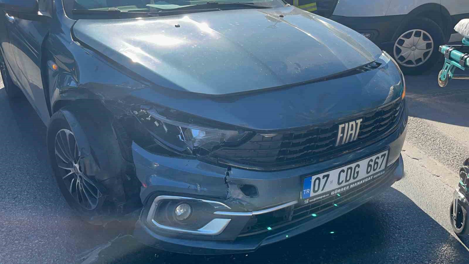 İki otomobil &ccedil;arpıştı, sıkışan s&uuml;r&uuml;c&uuml;y&uuml; itfaiye ekipleri kurtardı
