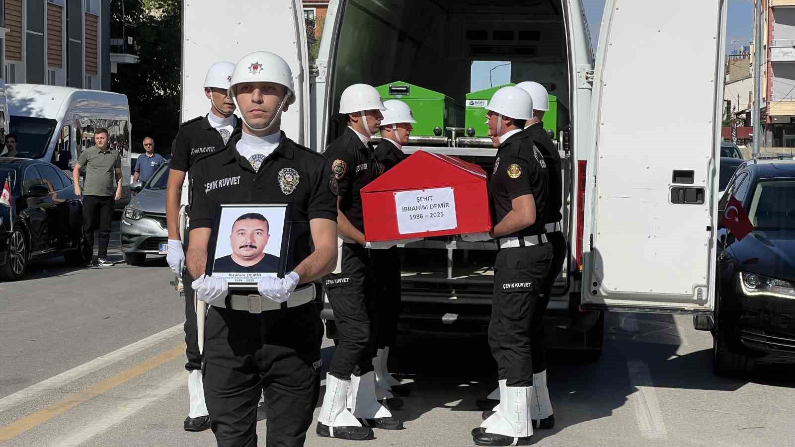 Orman yangınında şehit olan olan İbrahim Demir, Konya&rsquo;da son yolculuğuna uğurlandı
