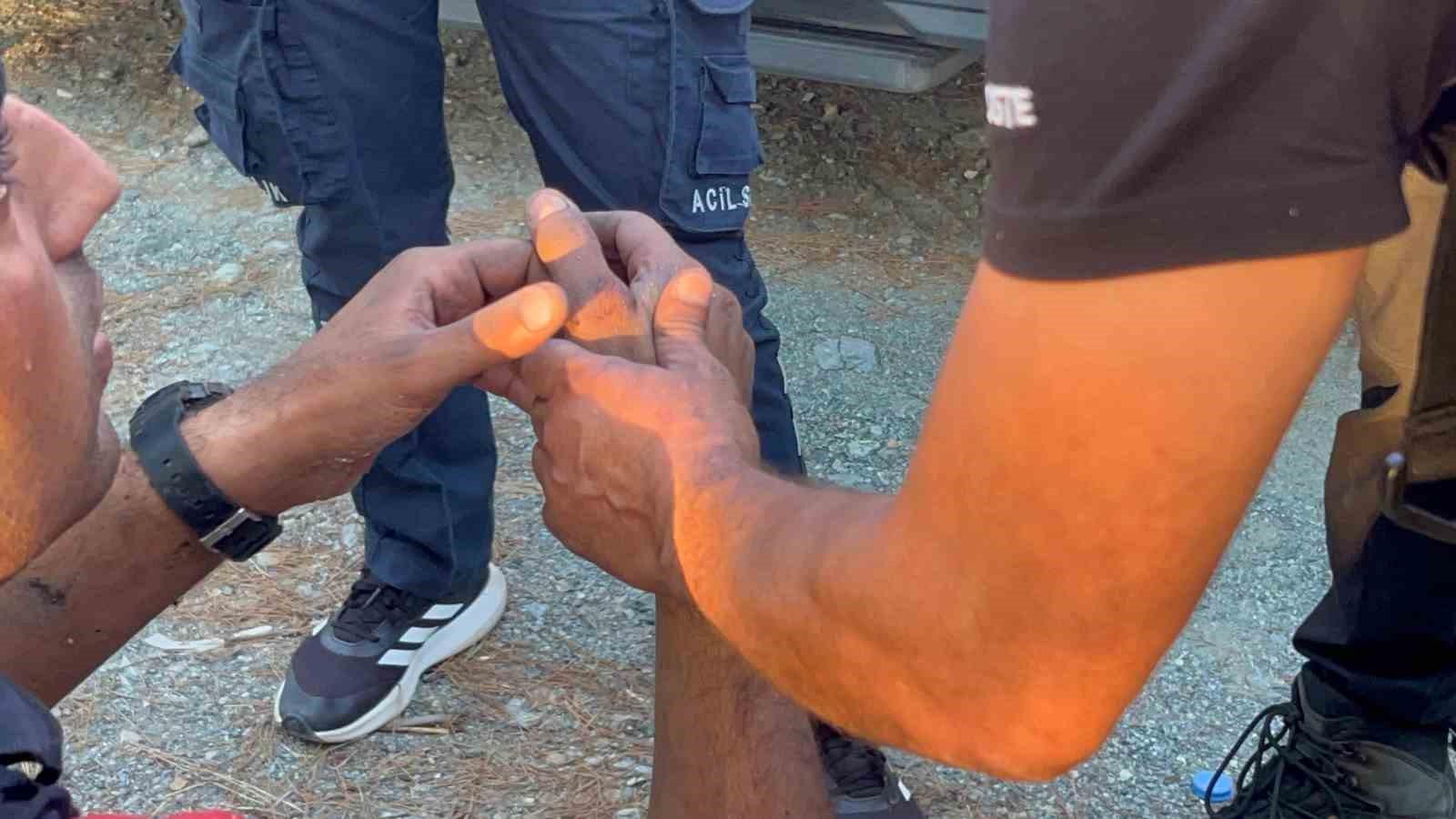 Yangına m&uuml;dahale sırasına parmağından yaralanan itfaiye eri hastane teklifini reddetti
