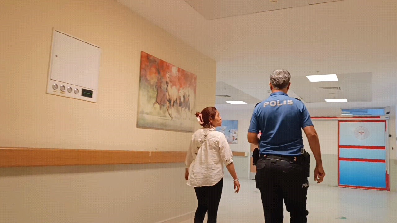 Bı&ccedil;akla yaraladığı kocasını elektrikli bisiklet ile hastaneye g&ouml;t&uuml;rd&uuml;
