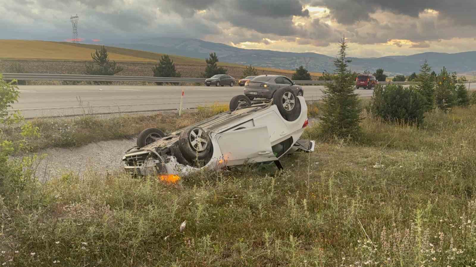 Ters dönen otomobilden sağ kurtuldular