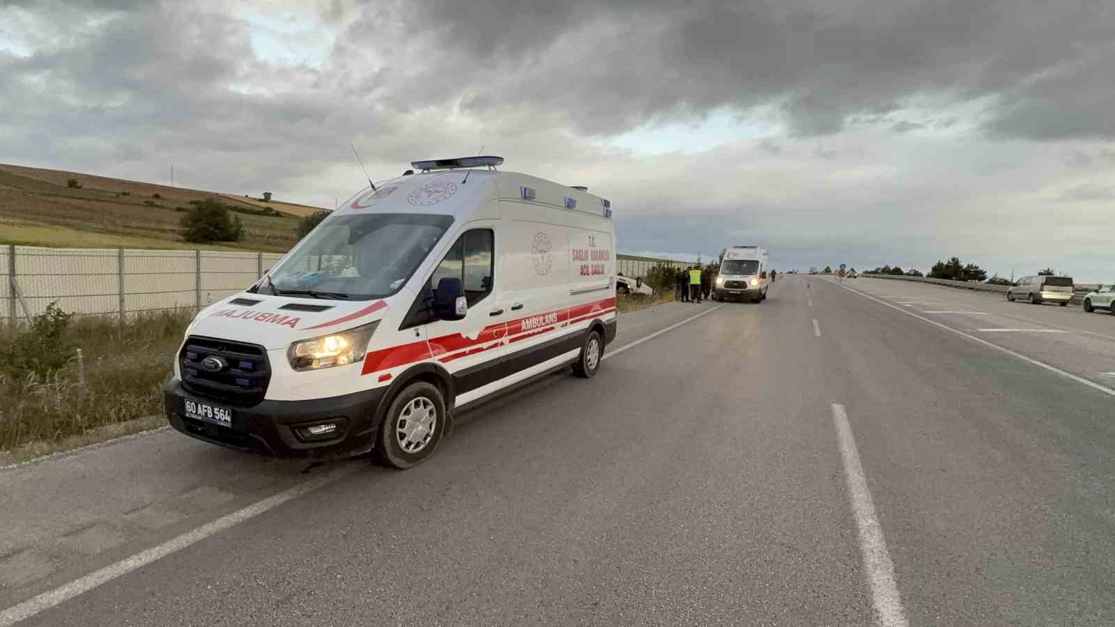 Ters dönen otomobilden sağ kurtuldular