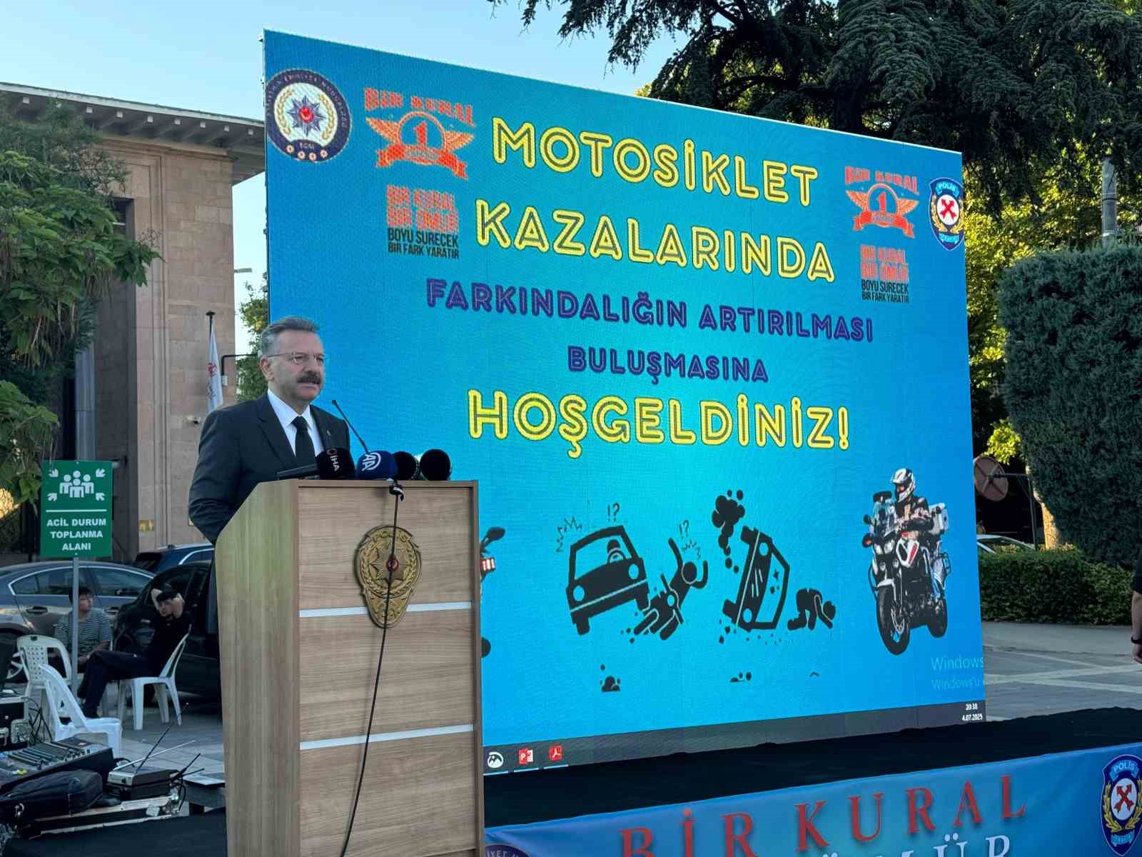 Motosiklet sürücüleri kuralları ve yöntemleri uzmanından dinledi