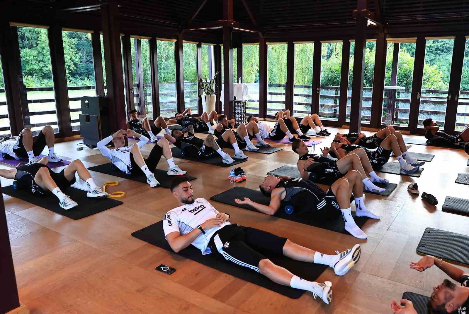 Beşiktaş, Avusturya kampındaki ilk antrenmanını ger&ccedil;ekleştirdi
