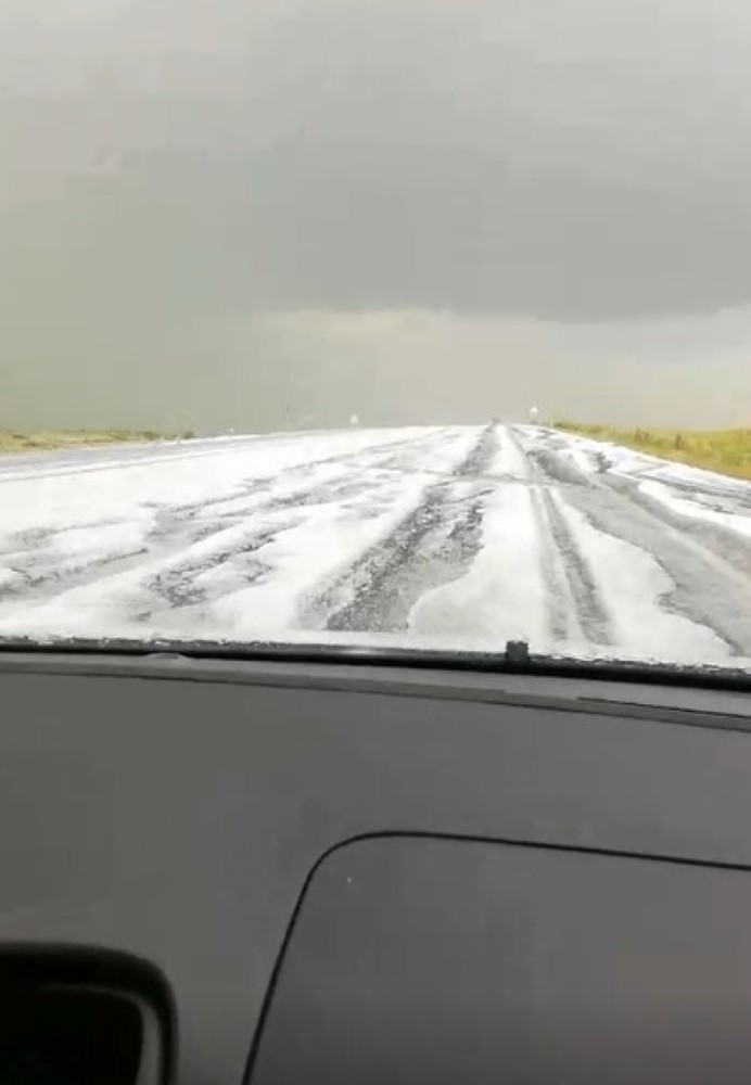 Kars-Selim karayolu dolu yağışıyla beyaza büründü