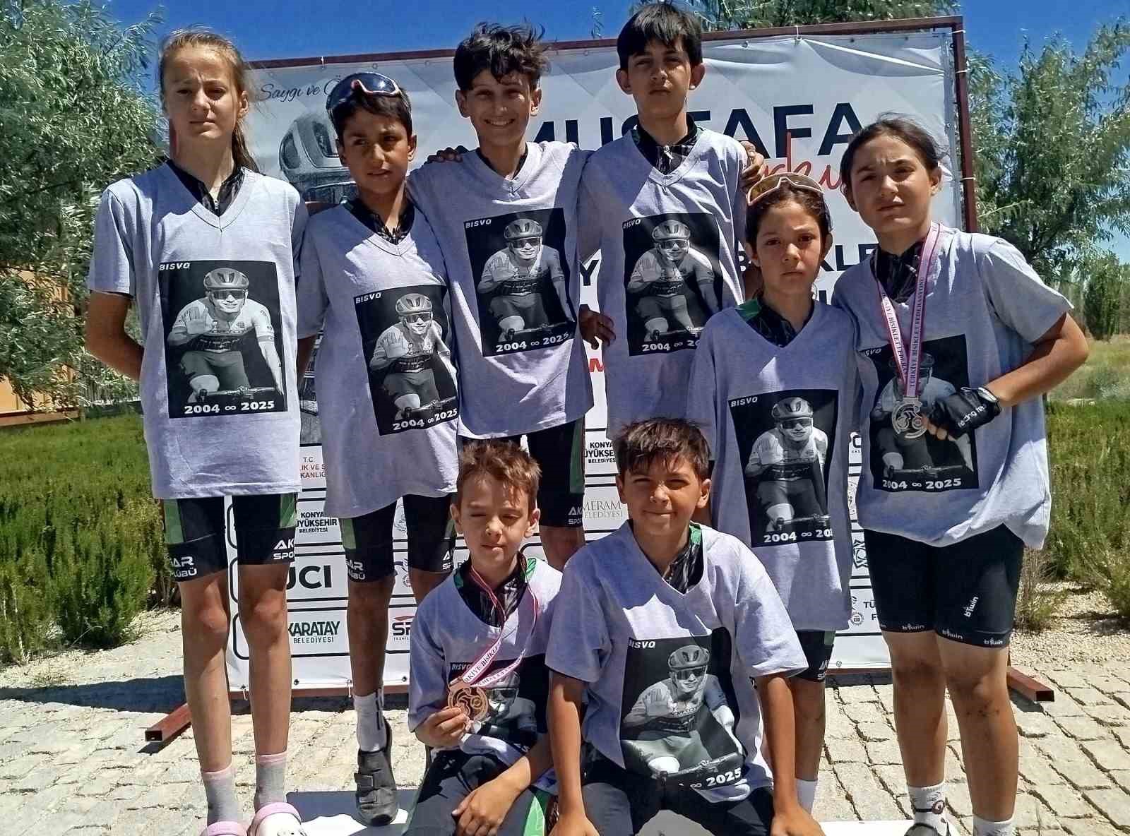 Akhisarlı pedallar Türkiye Şampiyonası’nda madalyaları kaptı