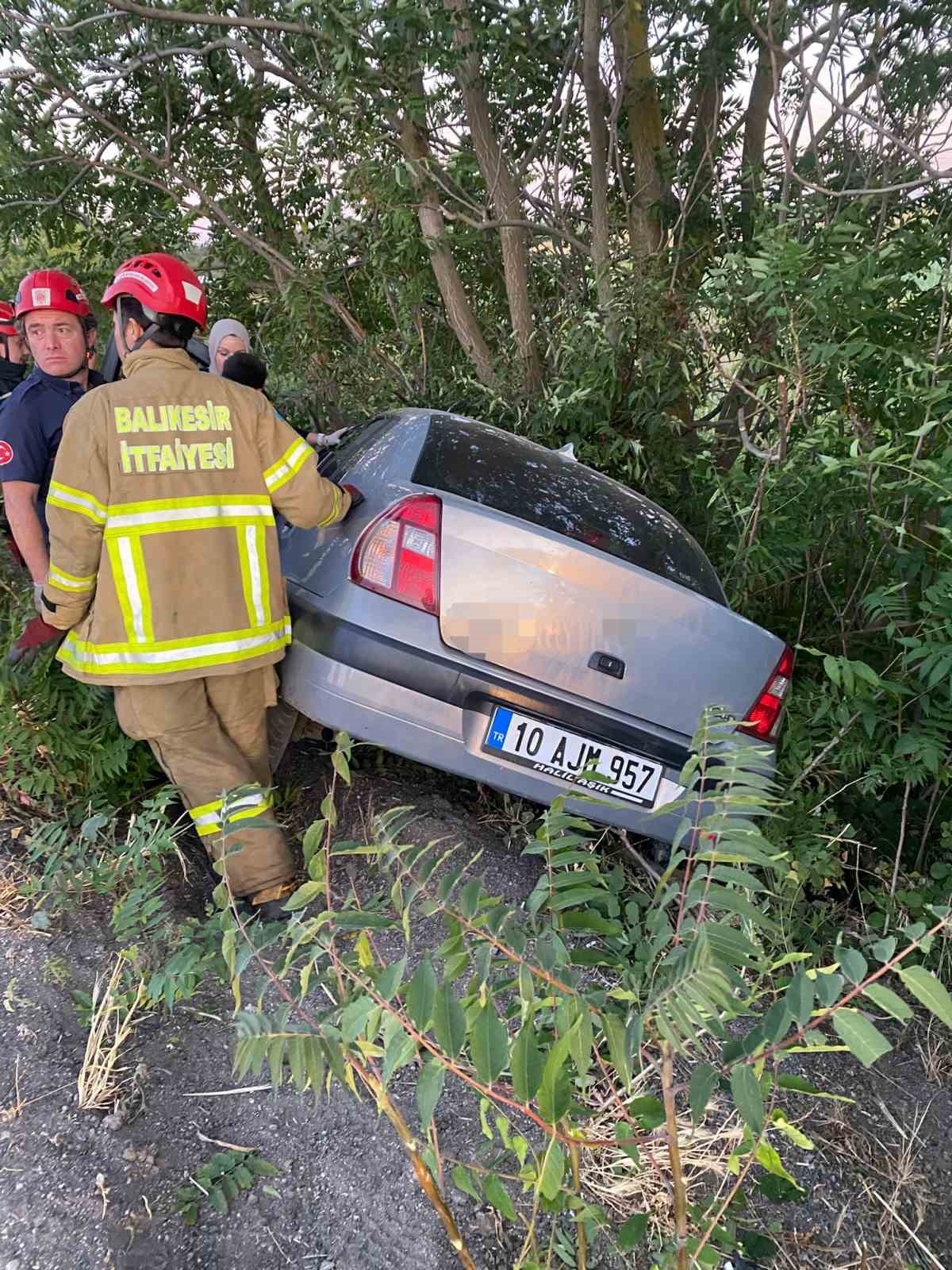 Balıkesir’de otomobil şarampole uçtu: 2 yaralı
