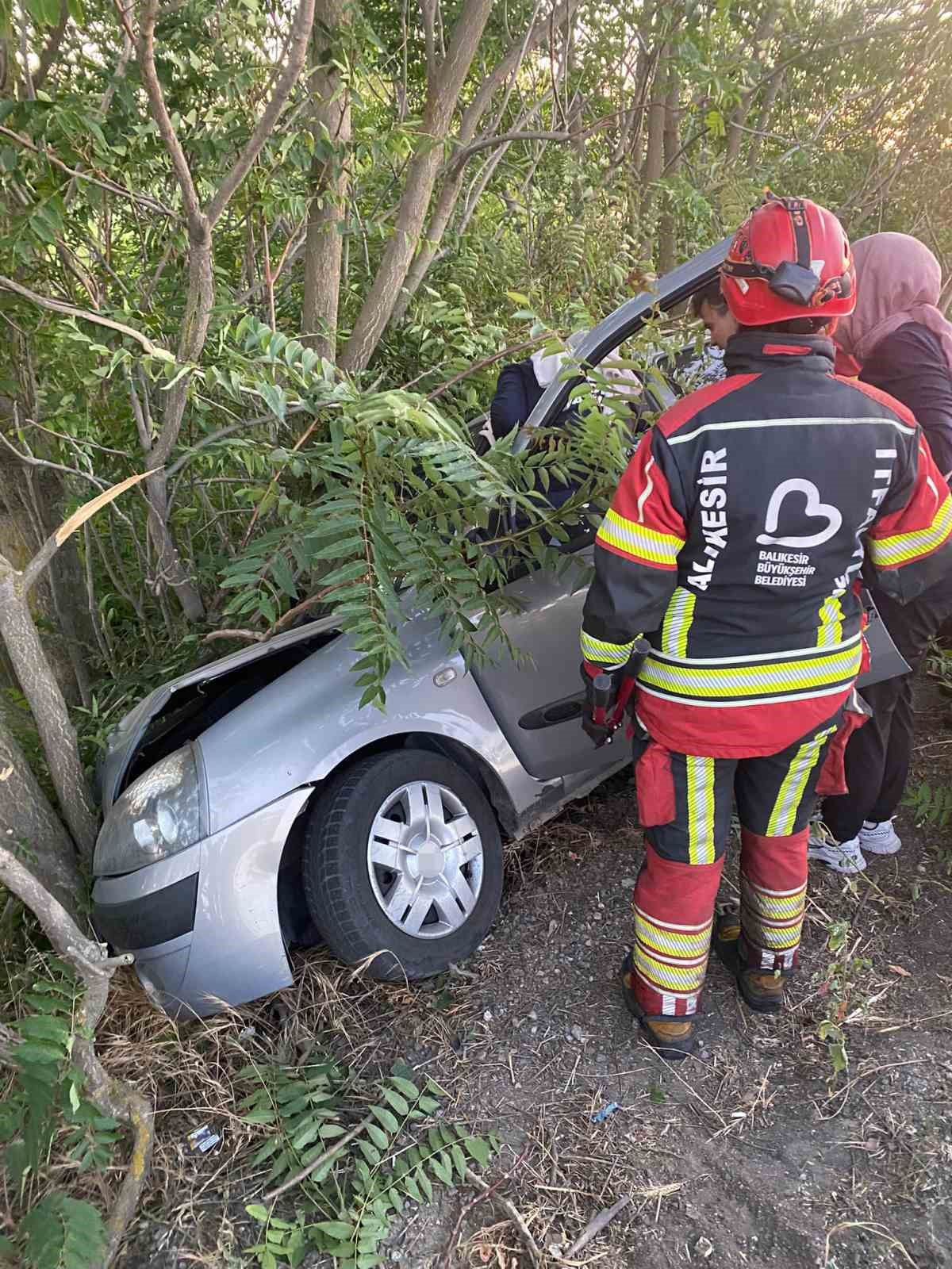 Balıkesir’de otomobil şarampole uçtu: 2 yaralı
