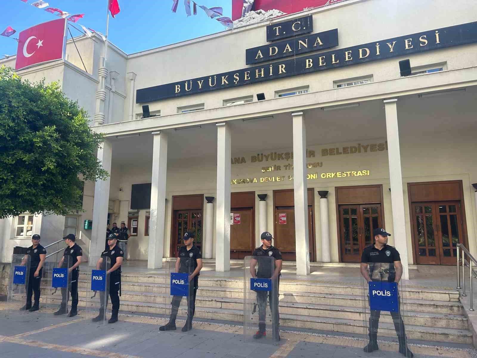Adana Büyükşehir Belediye Başkanı Karalar gözaltına alındı, belediyede arama başlatıldı