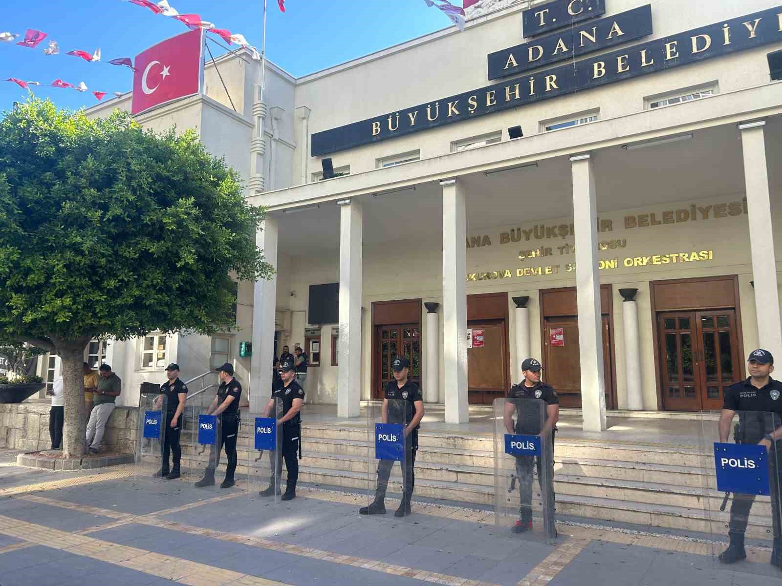 Adana Büyükşehir Belediye Başkanı Karalar gözaltına alındı, belediyede arama başlatıldı