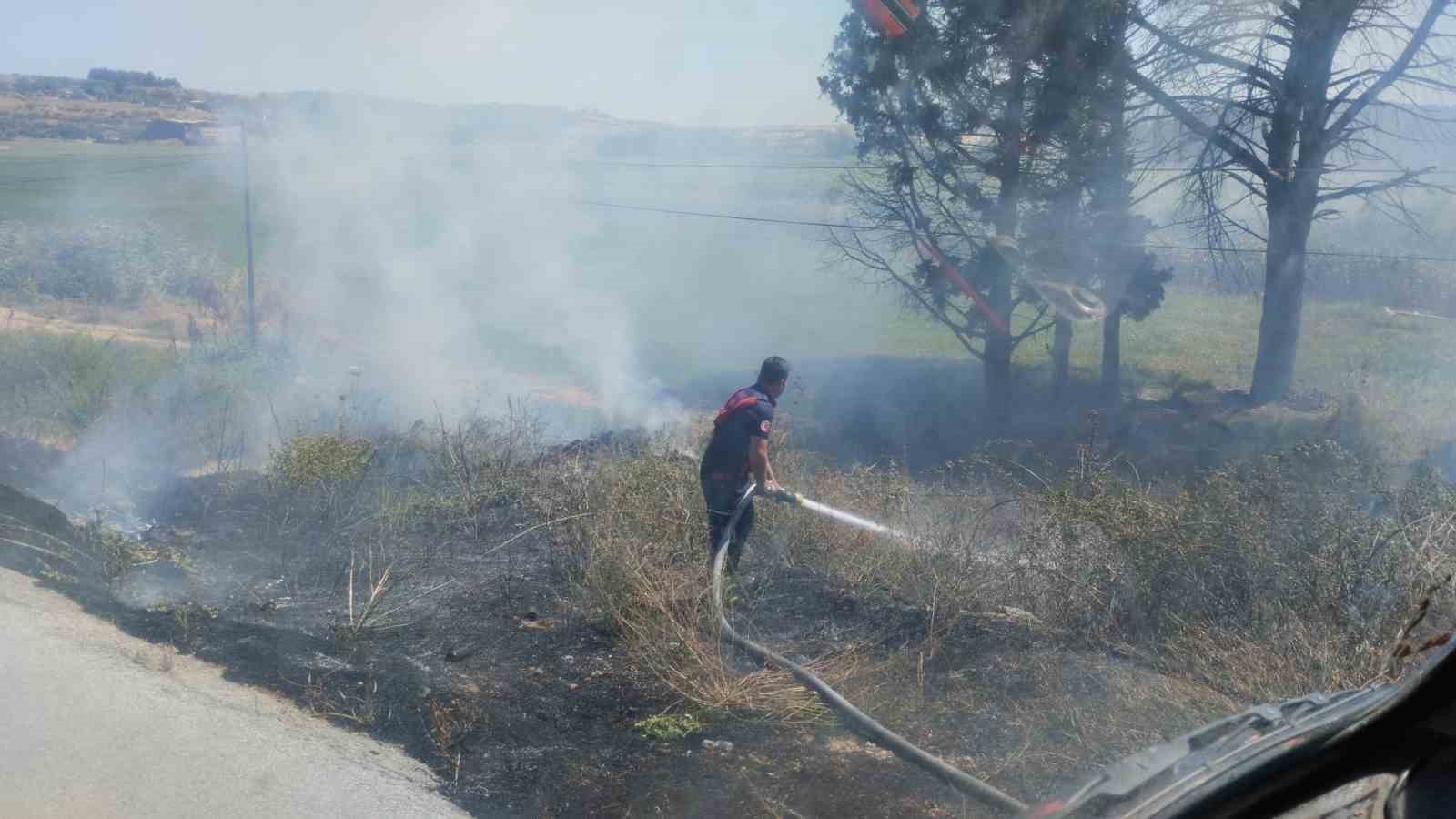 Bandırma’da farklı noktalarda çıkan ot ve çöp yangınları söndürüldü