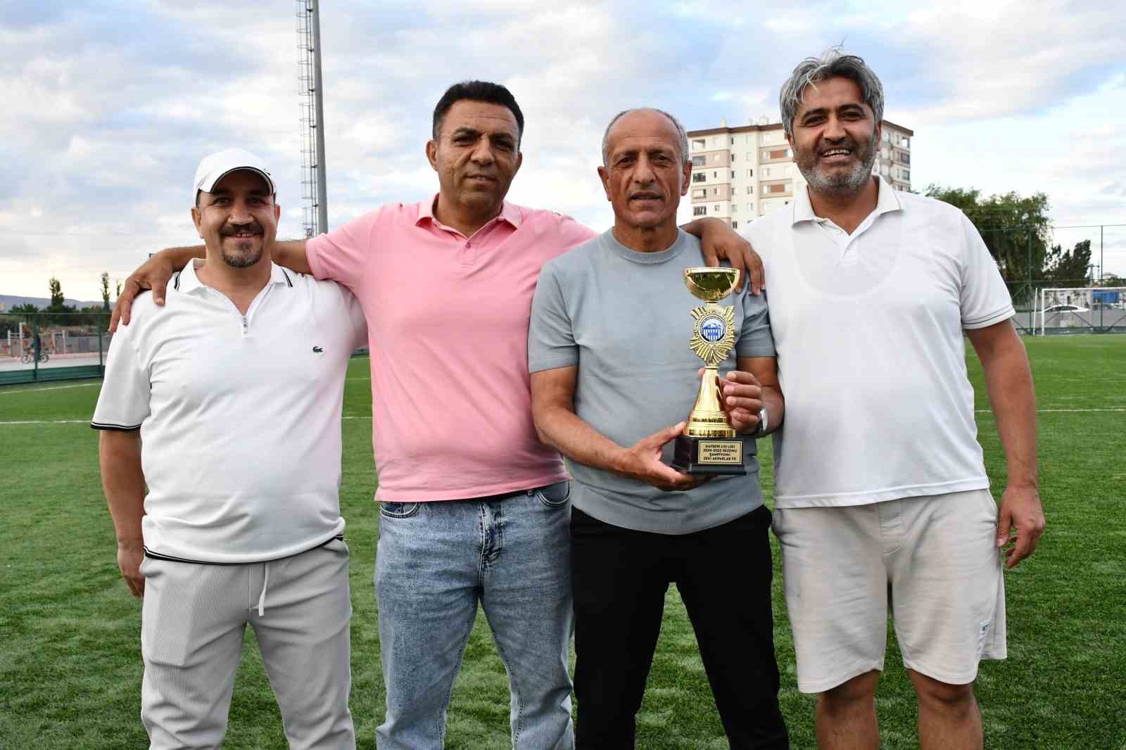 Zeki Akparlar FK, U12 Liginde de şampiyon oldu
