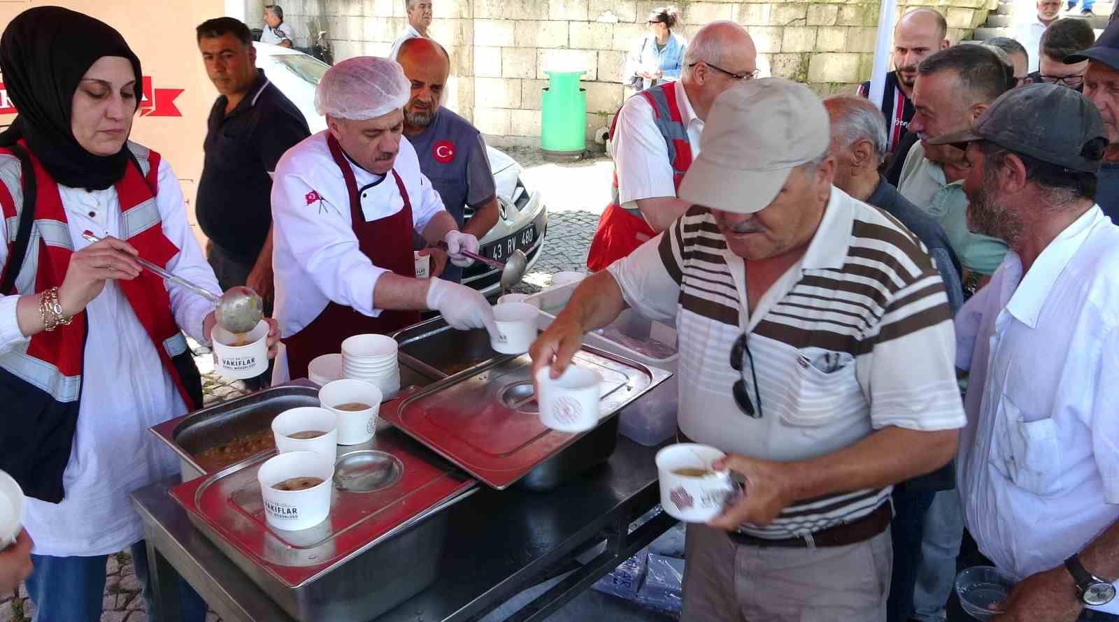 Kütahya’da asırlık vakıf geleneği sürdürülüyor, binlerce vatandaşa aşure ikramı