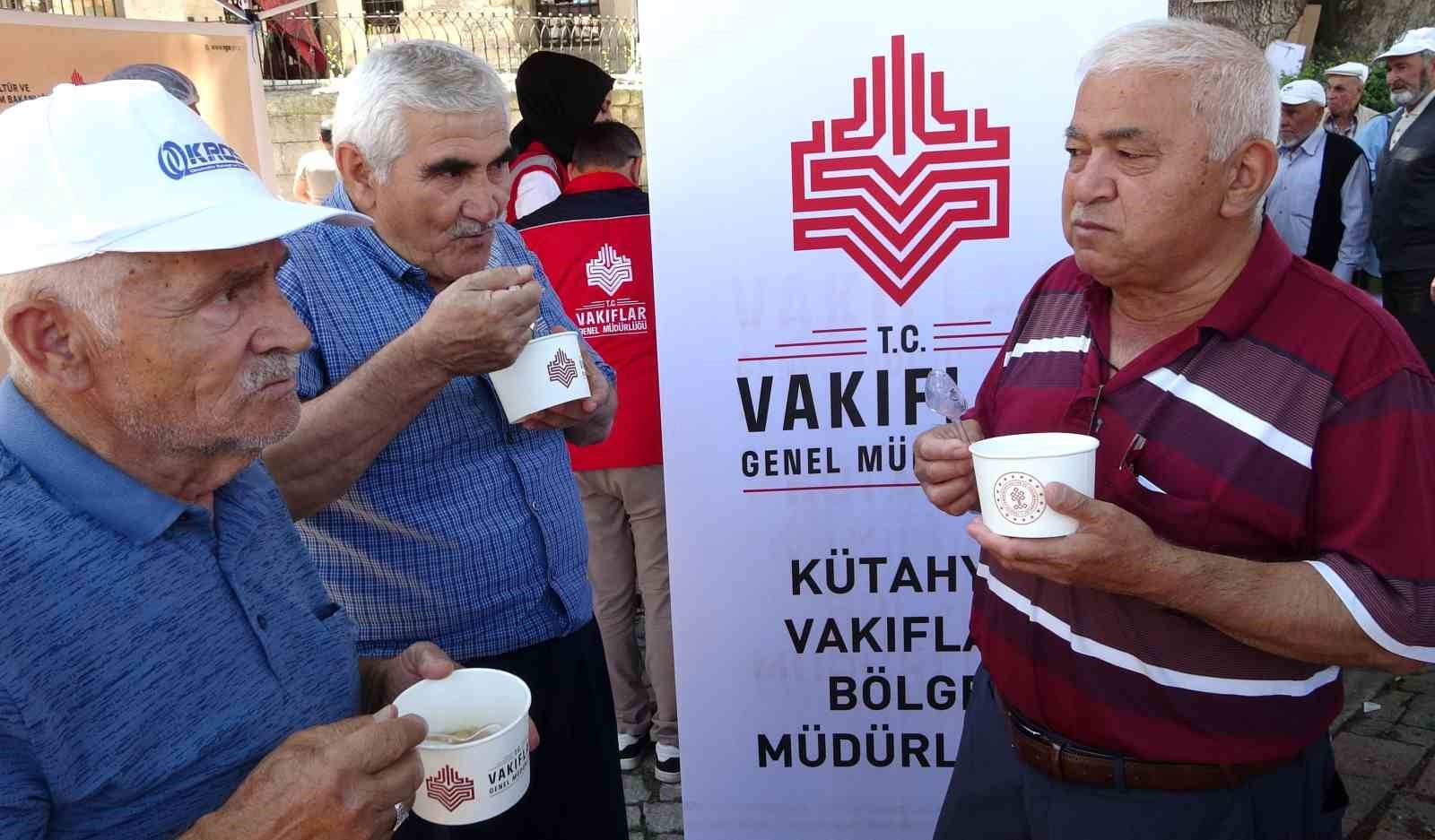 Kütahya’da asırlık vakıf geleneği sürdürülüyor, binlerce vatandaşa aşure ikramı
