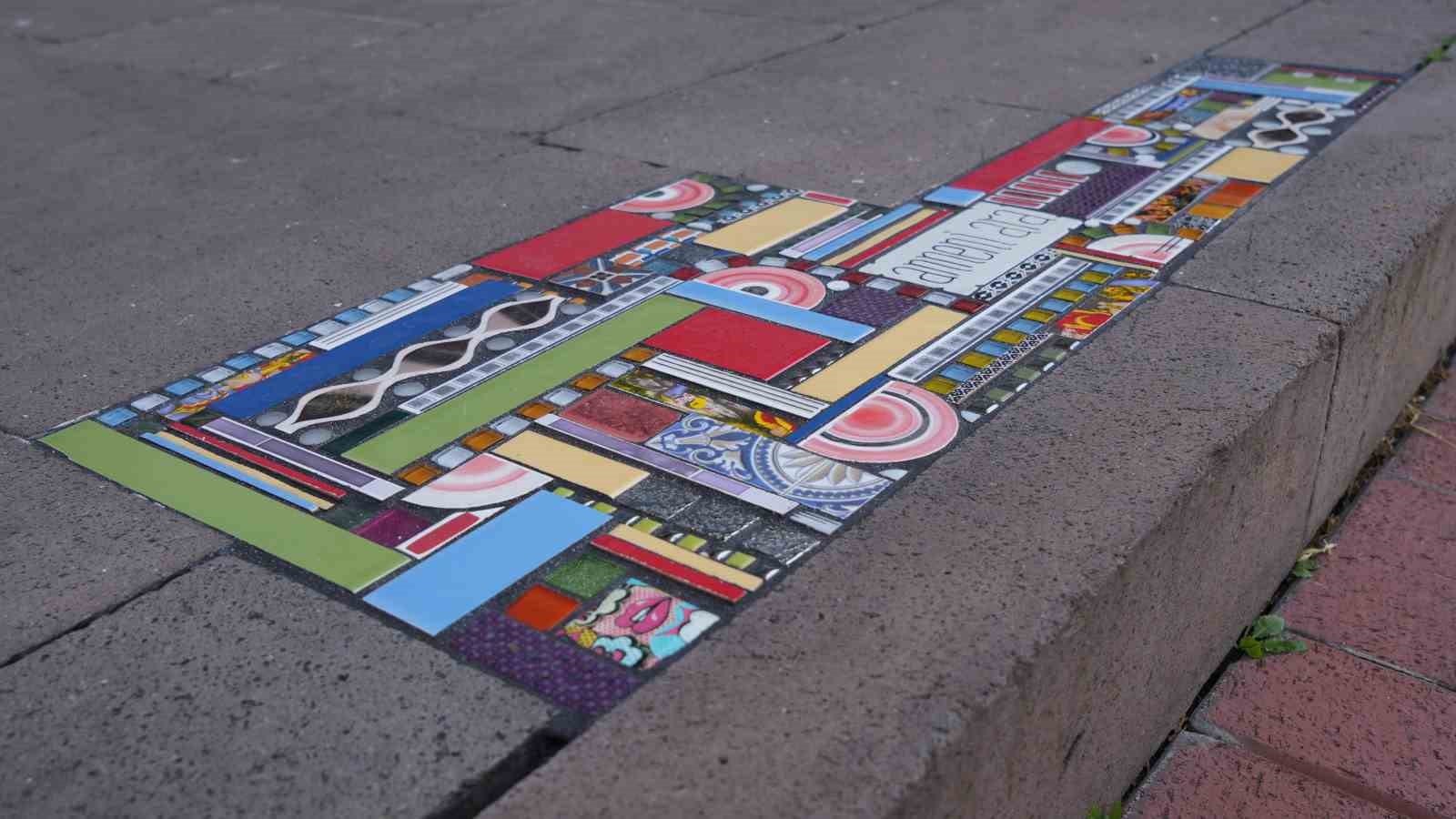 Başkent sokaklarındaki çatlaklar mozaikle renklendirildi