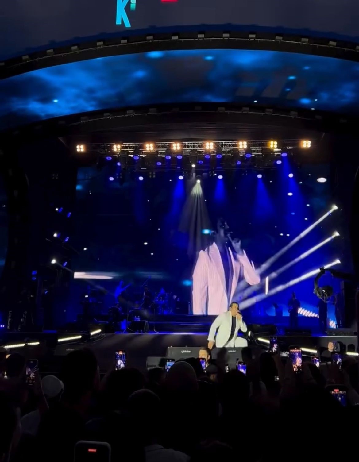 Bursa&rsquo;da sahnede talihsiz anlar: Bayhan şarkı söylerken yere düştü