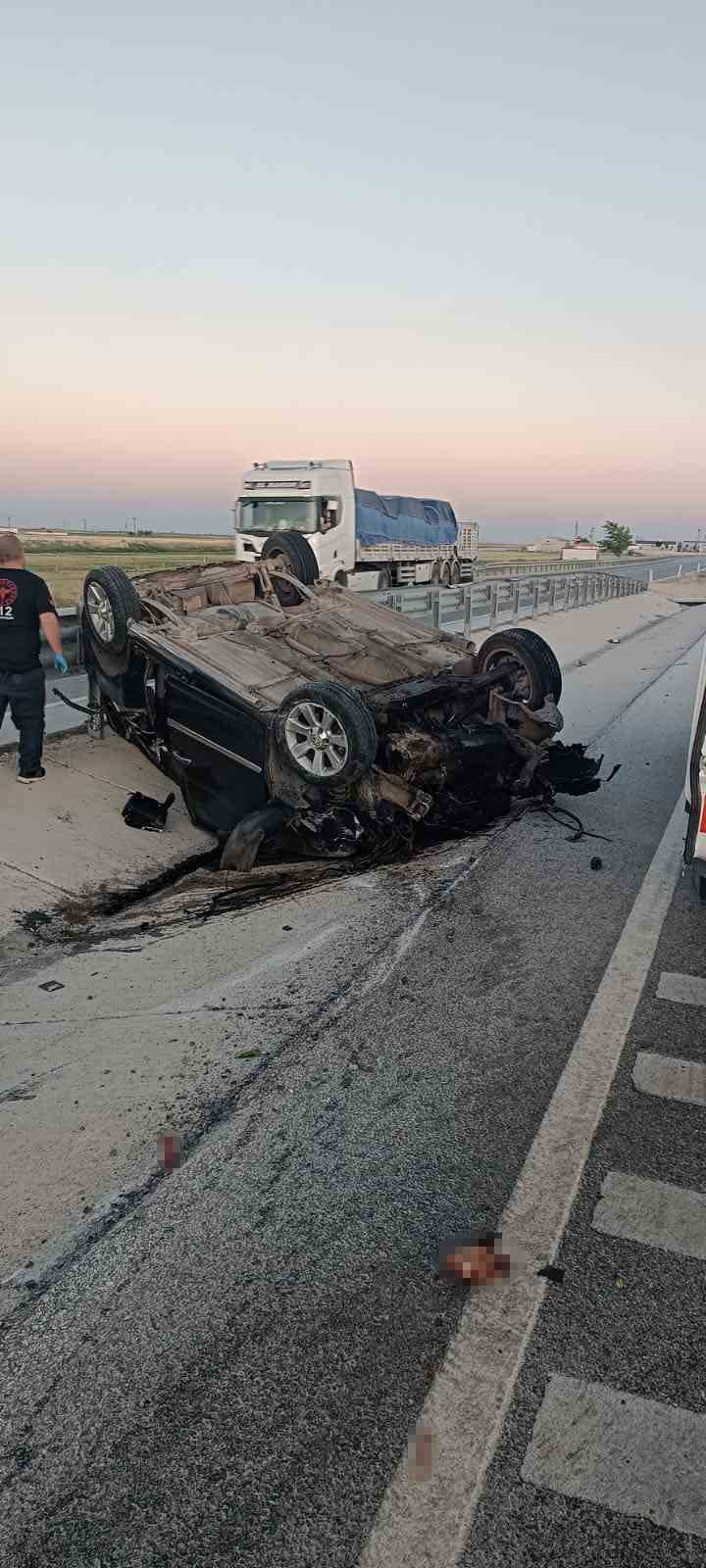 Konya&rsquo;da kontrolden &ccedil;ıkan kamyonet devrildi: 1 &ouml;l&uuml;, 2 yaralı
