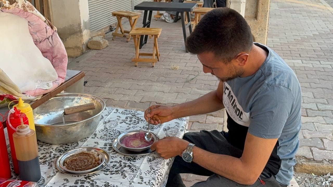 Dağdan kar getirip tatlandırdı, tabağını 50 TL’den satmaya başladı