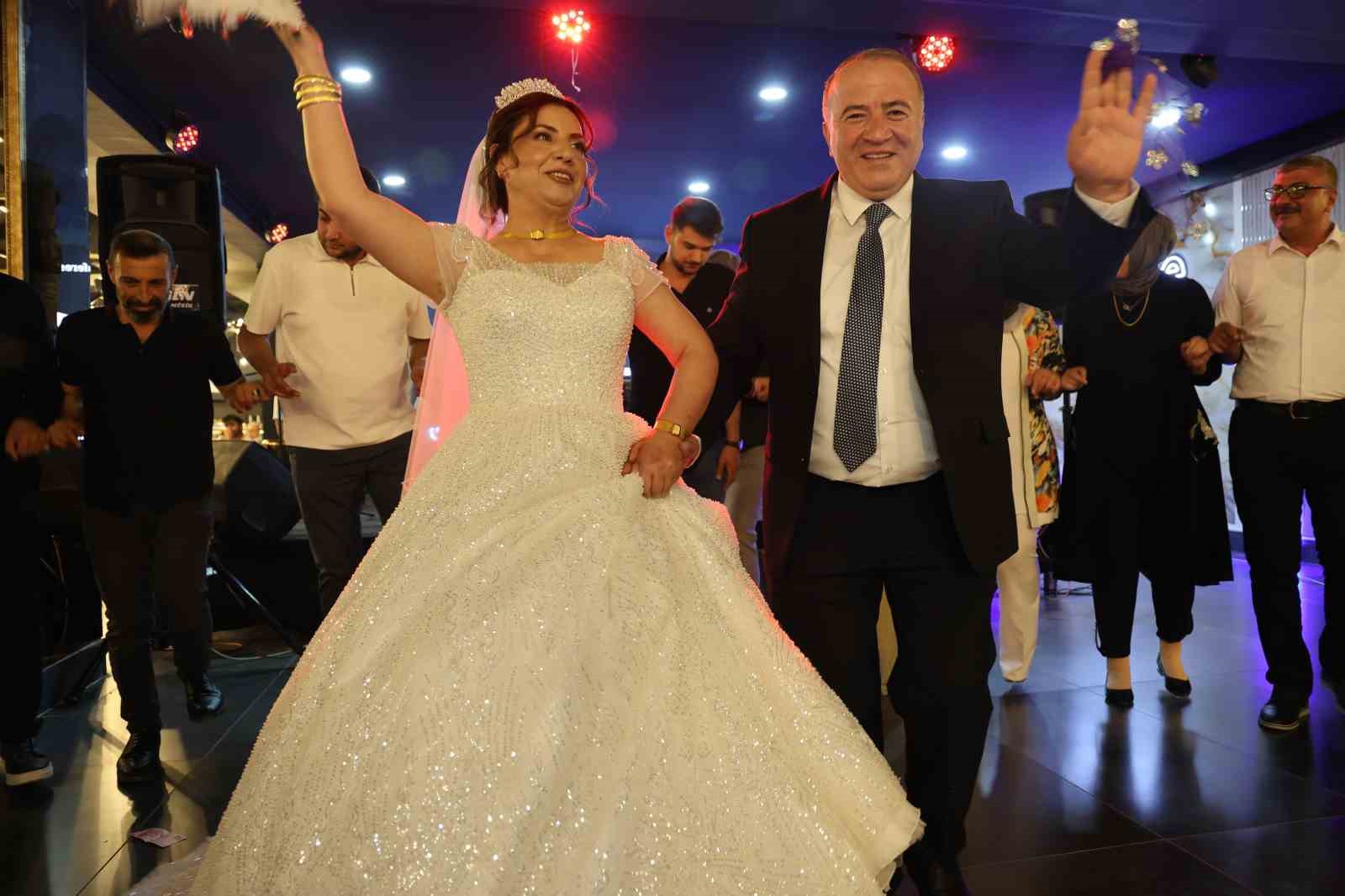 Liseli sınıf arkadaşları 34 yıl sonra karşılaştı, görüşme düğünle sonuçlandı
