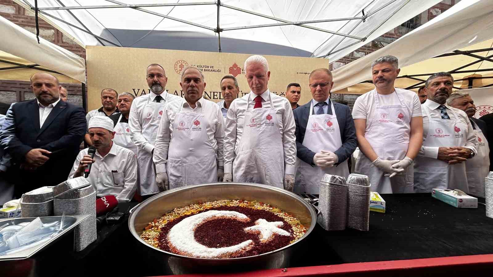 Tarihi Mısır Çarşısında 20 bin kişiye Aşure dağıtımı
