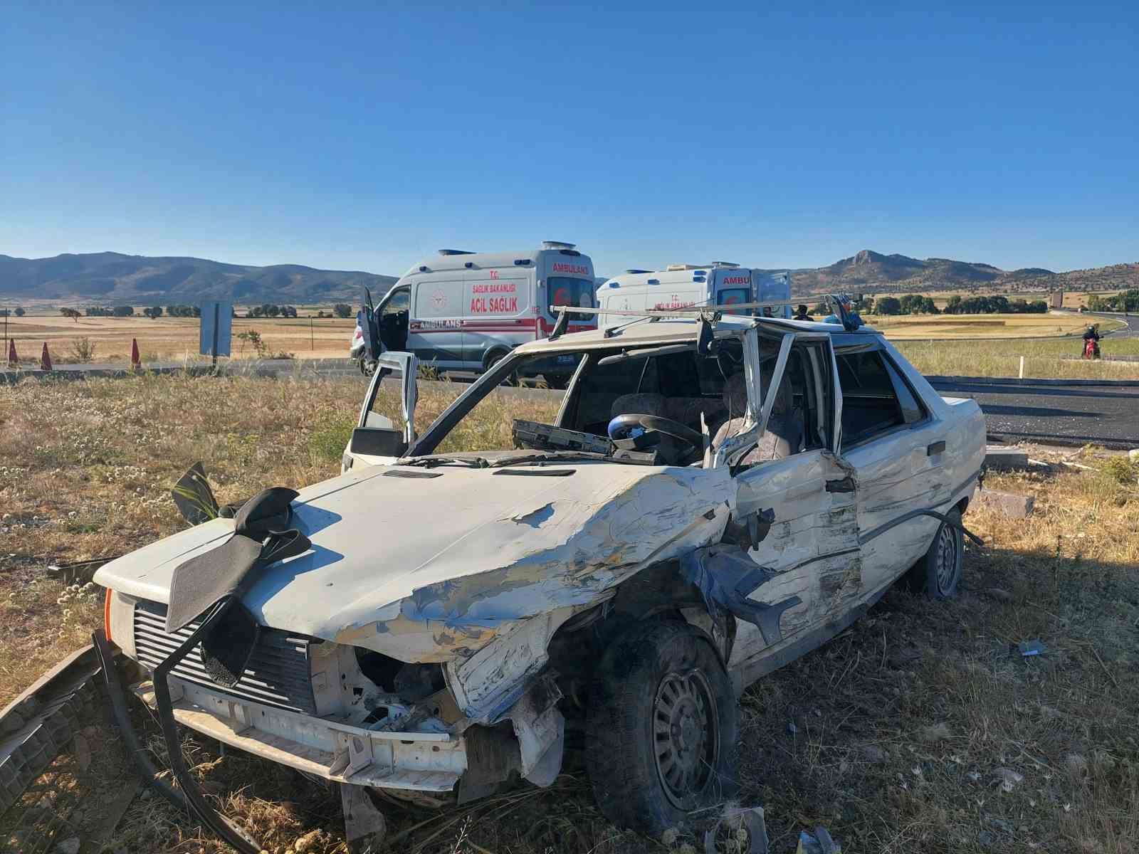 Burdur-Fethiye yolunda 2 otomobil çarpıştı: 2 yaralı
